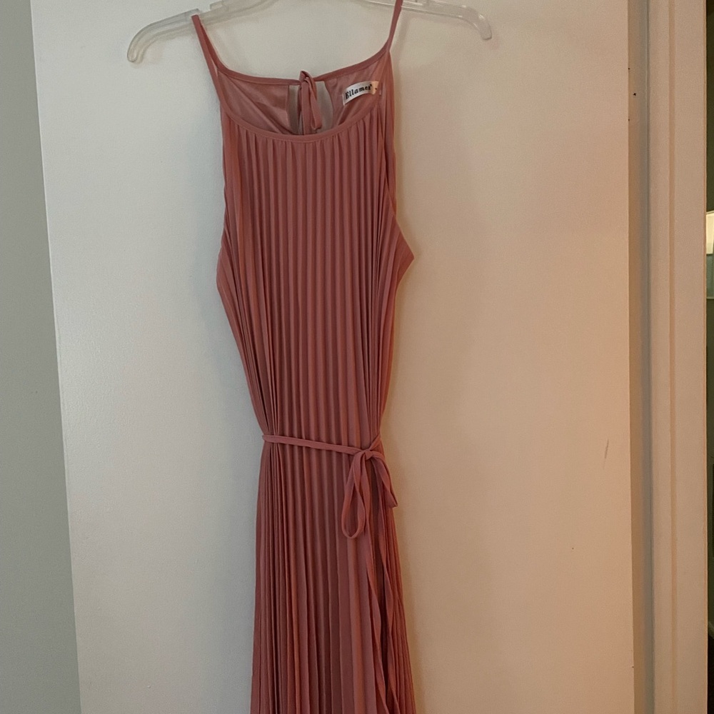 Cute dress, worn one time. Can wear with tie belt.